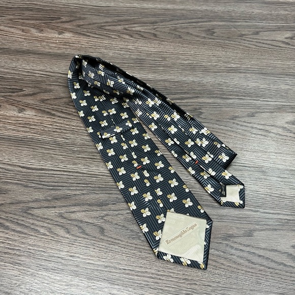 Ermenegildo Zegna Grey with Gold and White Flower Pattern Silk Tie - Picture 2 of 5